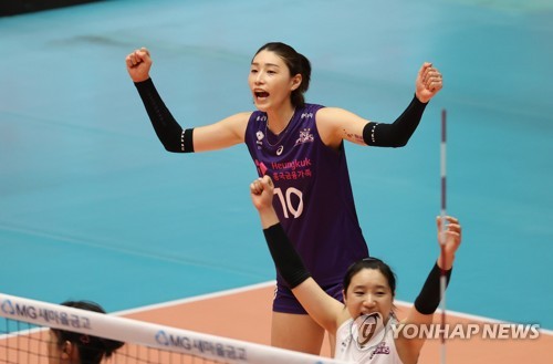 '배구여제' 김연경, 10년 만에 국내 복귀전…흥국생명 완승