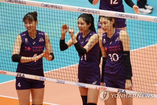 '배구여제' 김연경, 10년 만에 국내 복귀전…흥국생명 완승