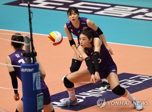 '배구여제' 김연경, 10년 만에 국내 복귀전…흥국생명 완승