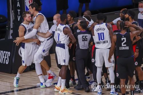 NBA, 돈치치 내려친 모리스에 벌금 4천200만원 부과