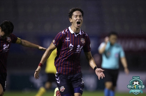수원FC, 전남과 2-2 극장 무승부…선두 탈환 '실패'