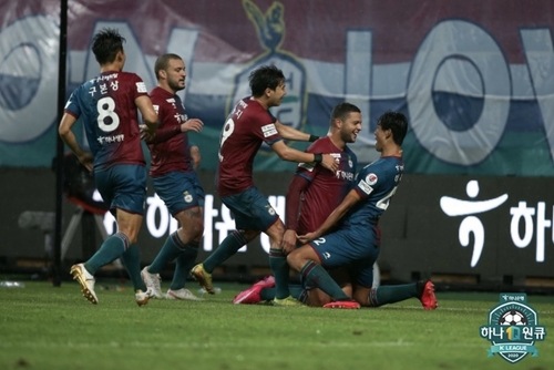수원FC, 전남과 2-2 극장 무승부…선두 탈환 '실패'