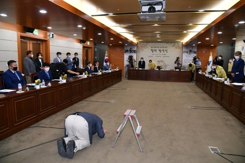 대한씨름협회 부회장, 울산시장에 큰절…씨름 지원 감사