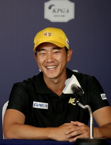 '서른의 신인' 전재한, KPGA 신한동해오픈 첫날 선두권