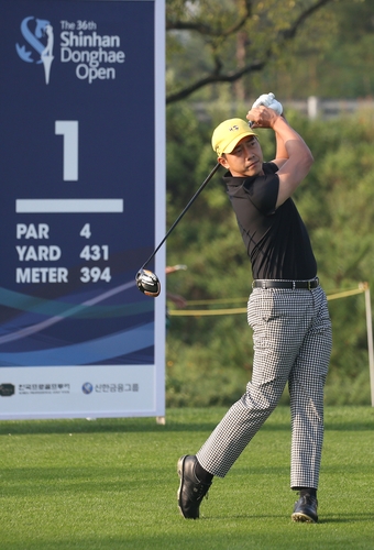 '서른의 신인' 전재한, KPGA 신한동해오픈 첫날 선두권