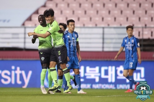 우승 경쟁 안 끝났다…전북, 울산 2-1 잡고 격차 '2점'으로