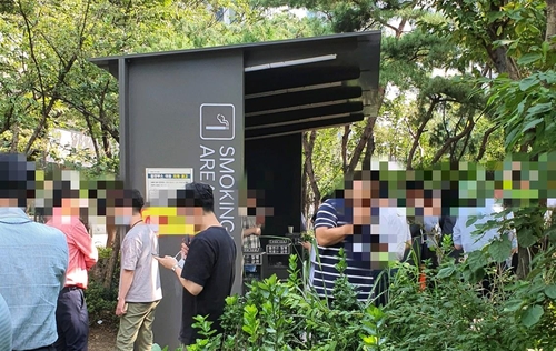 실외니까 괜찮아?…흡연장·축구·농구장 등 방역 무대책 지대