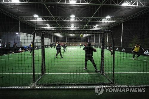 실외니까 괜찮아?…흡연장·축구·농구장 등 방역 무대책 지대