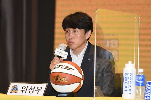 센터 없다, 3등이 목표다…올해도 계속된 위성우 감독 '엄살'