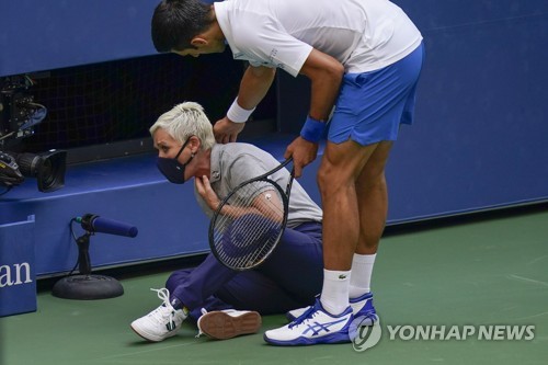 조코비치, US오픈 충격의 실격패…오사카는 8강행 '순항'