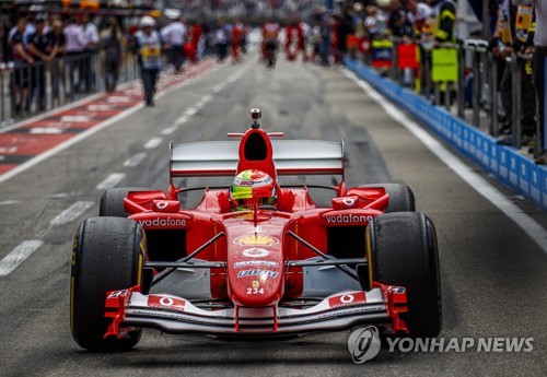슈마허 아들, 아버지 머신으로 페라리 1천번째 F1 GP 기념레이스