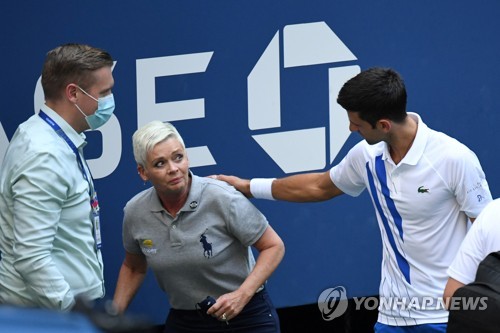 '실격패' 조코비치, 선심 비난하는 열성팬들에 '그만 하세요'