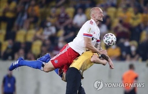 함부르크 라이슈트너, 관중석 난입…친정팀 팬과 '멱살잡이'