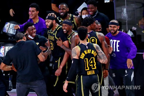 '데이비스 버저비터' 레이커스, NBA 서부 결승서 덴버에 2연승