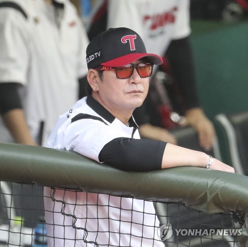 류중일 LG 감독 염경엽 감독과 통화…많이 먹으라고 격려