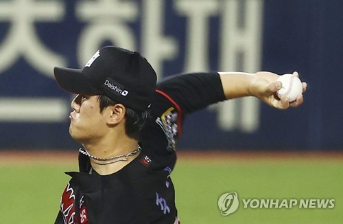 꾸준히 kt 불펜 지킨 주권…이강철 감독 홀드왕 만들어주고파