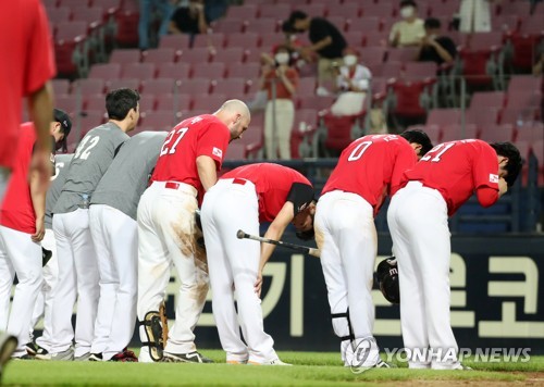 '10연패' SK, 한시즌 100패 두팀 오명 위기…허약한 마운드 문제