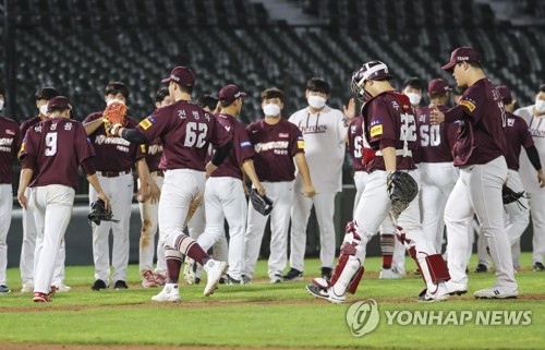 프로야구 키움, 16볼넷-4실책 남발한 SK에 완승…SK는 11연패