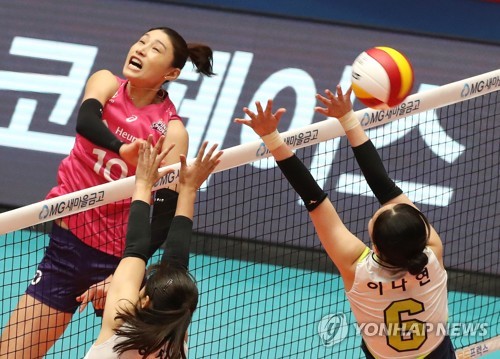 '김연경 20점' 흥국생명, 현대건설 또 완파…무실세트 결승 선착