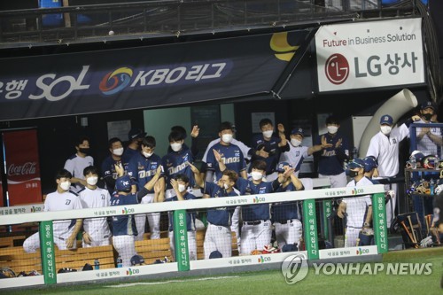 김현수, 8회말 동점타…LG-NC, 연장 12회 혈투 끝 5-5 무승부
