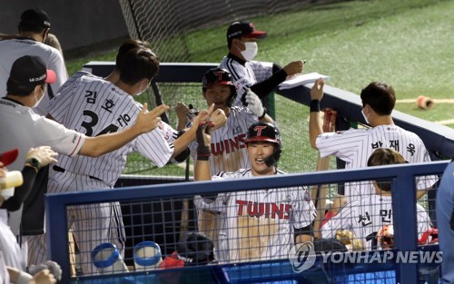 김현수, 8회말 동점타…LG-NC, 연장 12회 혈투 끝 5-5 무승부