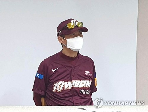 활짝 웃은 손혁 키움 감독 김하성, 경기장 안팎에서 큰 힘