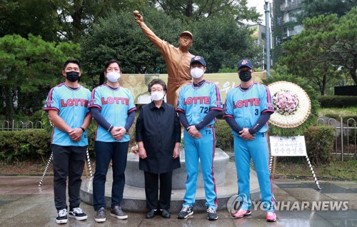 부산 사직구장서 故 최동원 9주기 추모 행사