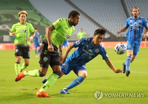 우승 경쟁 안 끝났다…전북, 울산 2-1로 꺾고 '2점 차' 추격(종합)