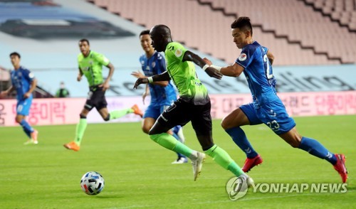 우승 경쟁 안 끝났다…전북, 울산 2-1로 꺾고 '2점 차' 추격(종합)