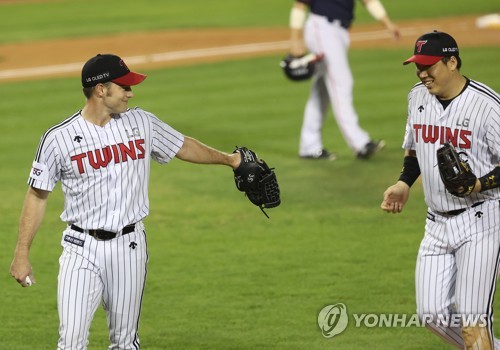 '윌슨 9승+김현수 만루포' LG, 롯데 완파하고 2연승