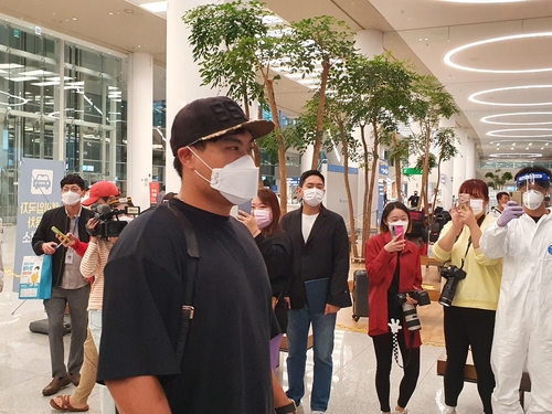 저 도착했어요…류현진 귀국…두 달 만에 아내·딸과 재회(종합)