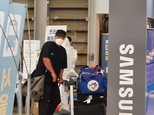 저 도착했어요…류현진 귀국…두 달 만에 아내·딸과 재회(종합)