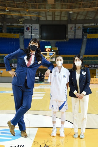여자농구 중계석 앉은 하승진 화려한 해설 보여드리겠다