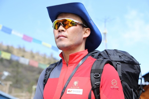 '히말라야 14좌 완등' 김미곤 대장, 체육훈장 청룡장 수훈