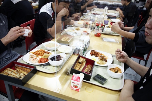 어수선한 키움 앞에서…kt, 모기업 지원으로 장어 회식