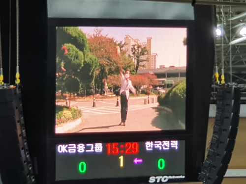 마스크로 쌓은 인연…특별한 OK금융그룹의 홈 개막전 시구