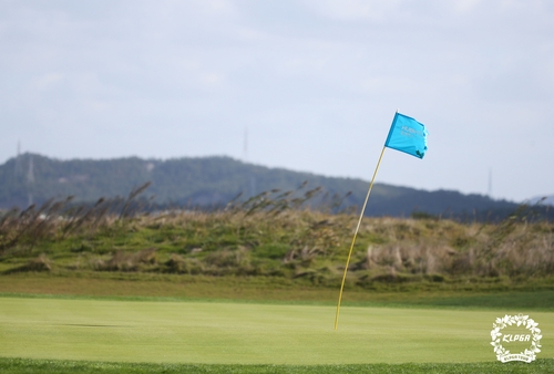 KLPGA 휴엔케어, 강풍으로 23일 경기 못해 54홀로 축소