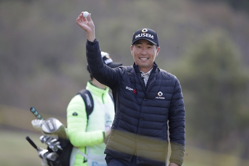 KPGA 투어 2라운드 선두권 문경준·김승혁 전날 취소, 큰 도움