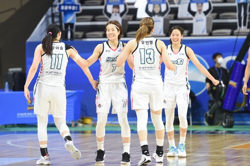 여자농구 하나원큐, 선두 우리은행 격파…상대 전적 26연패 탈출
