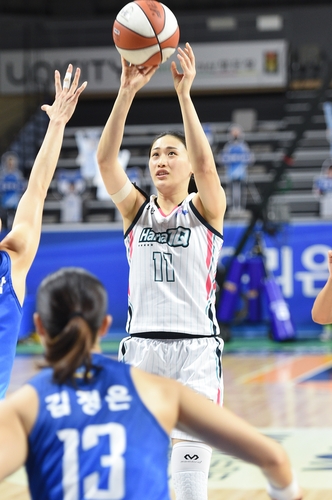 여자농구 하나원큐, 선두 우리은행 격파…상대 전적 26연패 탈출