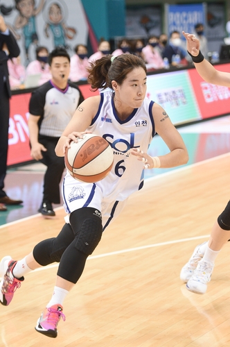 '김아름 25득점' 신한은행, 2R 첫 경기서 하나원큐 제압