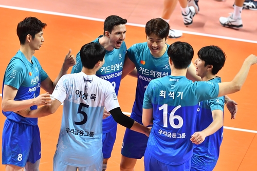 '세터 교체 적중' 우리카드, 삼성화재 완파하고 시즌 첫 승리