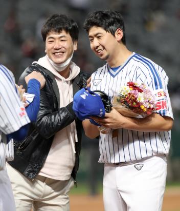 '의리남' 김광현, 야구장 깜짝 방문…윤희상 은퇴 축하