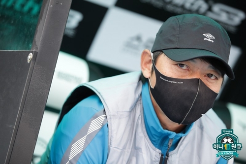 '극적 잔류'에 눈시울 붉힌 김남일 눈물 안 흘릴 수 없었다