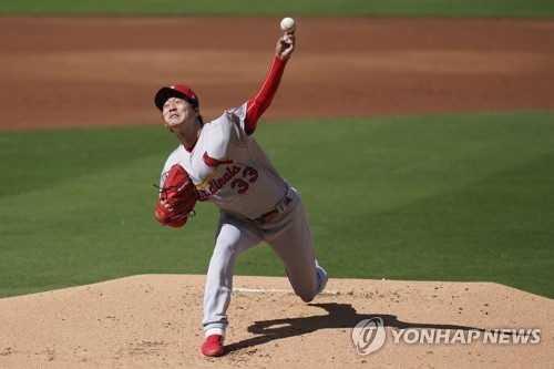 웃고·주저앉고…김광현, 설렘과 긴장이 교차한 MLB PS 첫 등판