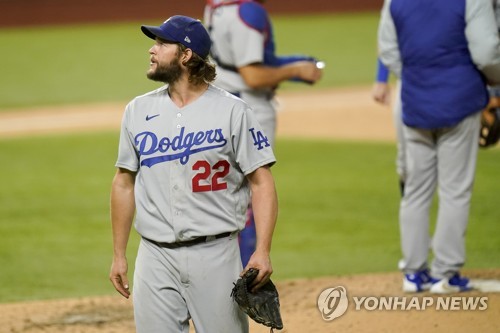 부상서 돌아온 커쇼, 가을 징크스 못 넘었다…5이닝 4실점 강판