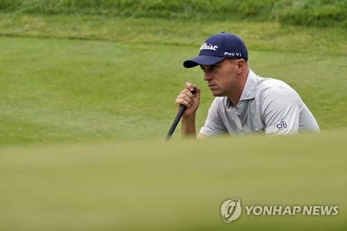 오늘은 달라 살아난 우즈, 조조 챔피언십 2R 6타 줄여 66위(종합)