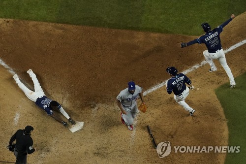 공 놓치고 악송구에 오버런까지…WS 혼돈의 마지막 10초