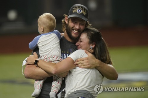 '가을 악몽 끝' 우승 트로피 든 커쇼…시거는 NLCS·WS MVP 석권