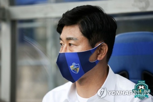 포항전 앞둔 김도훈 울산 감독 이청용·홍철도 함께 훈련 중